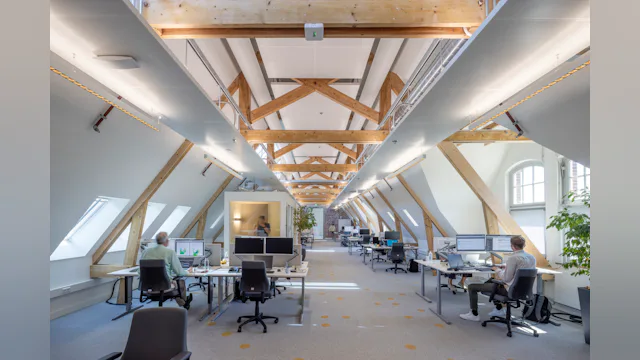 Werkplekken in een kantoortuin. Beeld door Lucas van der Wee