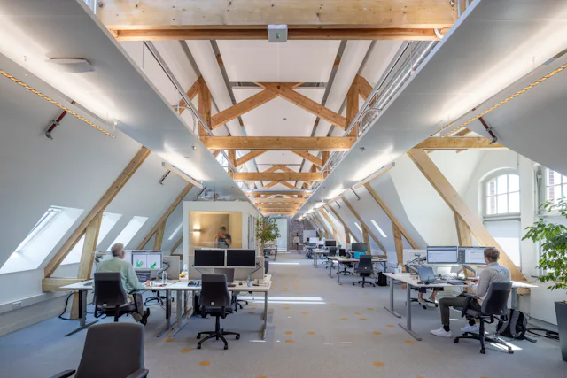 Werkplekken in een kantoortuin. Beeld door Lucas van der Wee
