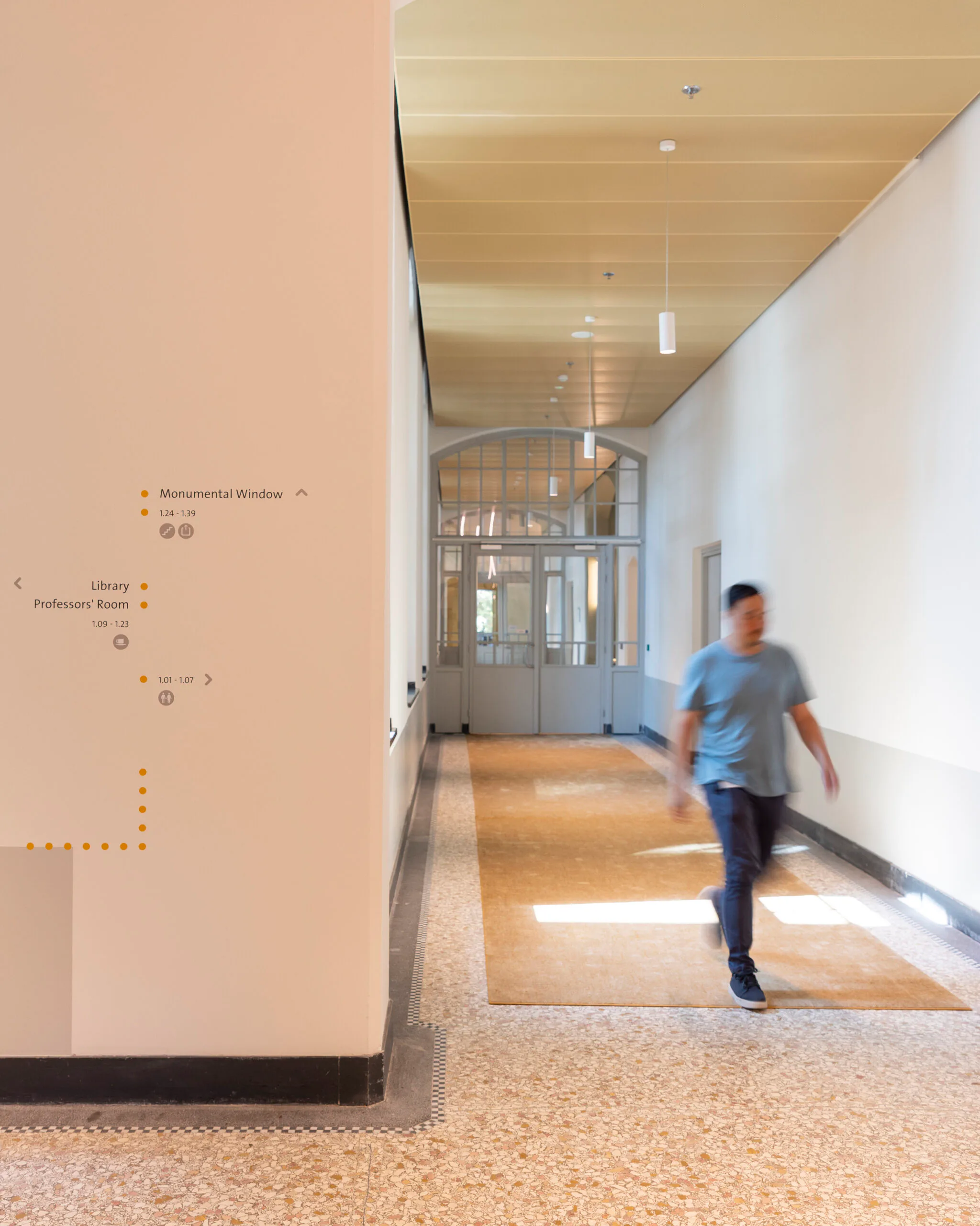 Wayfinding in het kantoor is simpel en effectief toegepast. Beeld door Lucas van der Wee