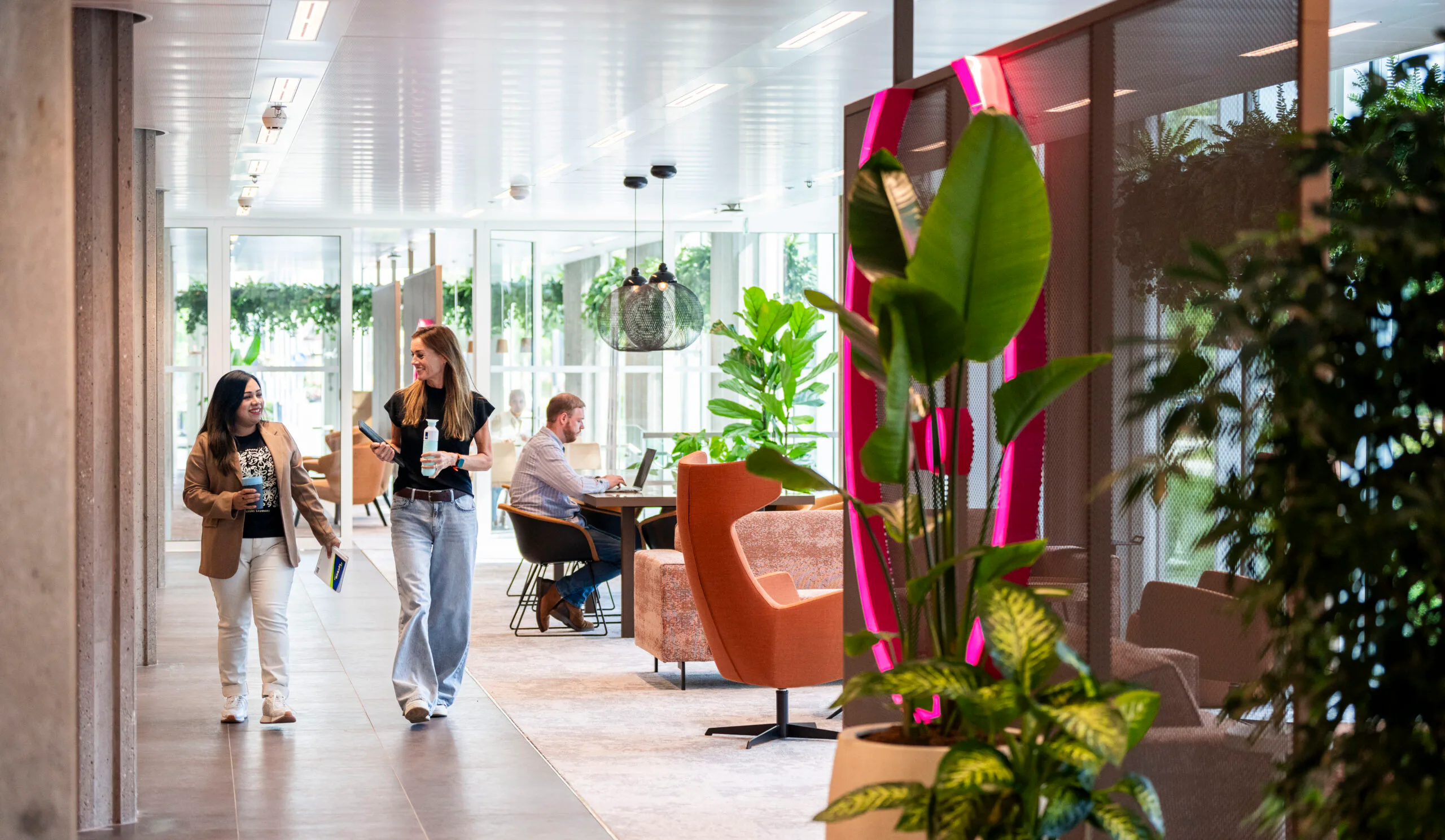 Deel van de nieuwe werkomgeving op de begane grond. Beeld door Freek van den Bergh 