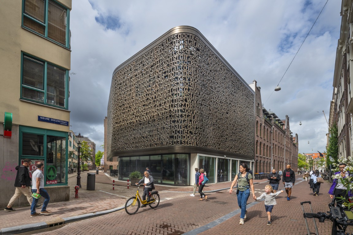 Gevelscherm Universiteitsbibliotheek Amsterdam. Photo©JHML 2025