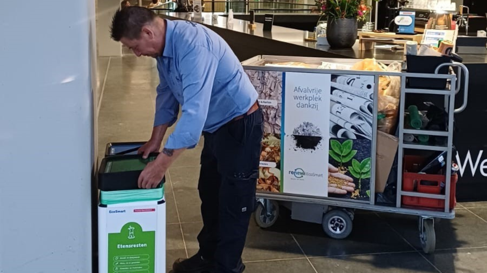 Vijf dagen per week loopt er een afvalspecialist van Renewi Ecosmart door het provinciehuis.