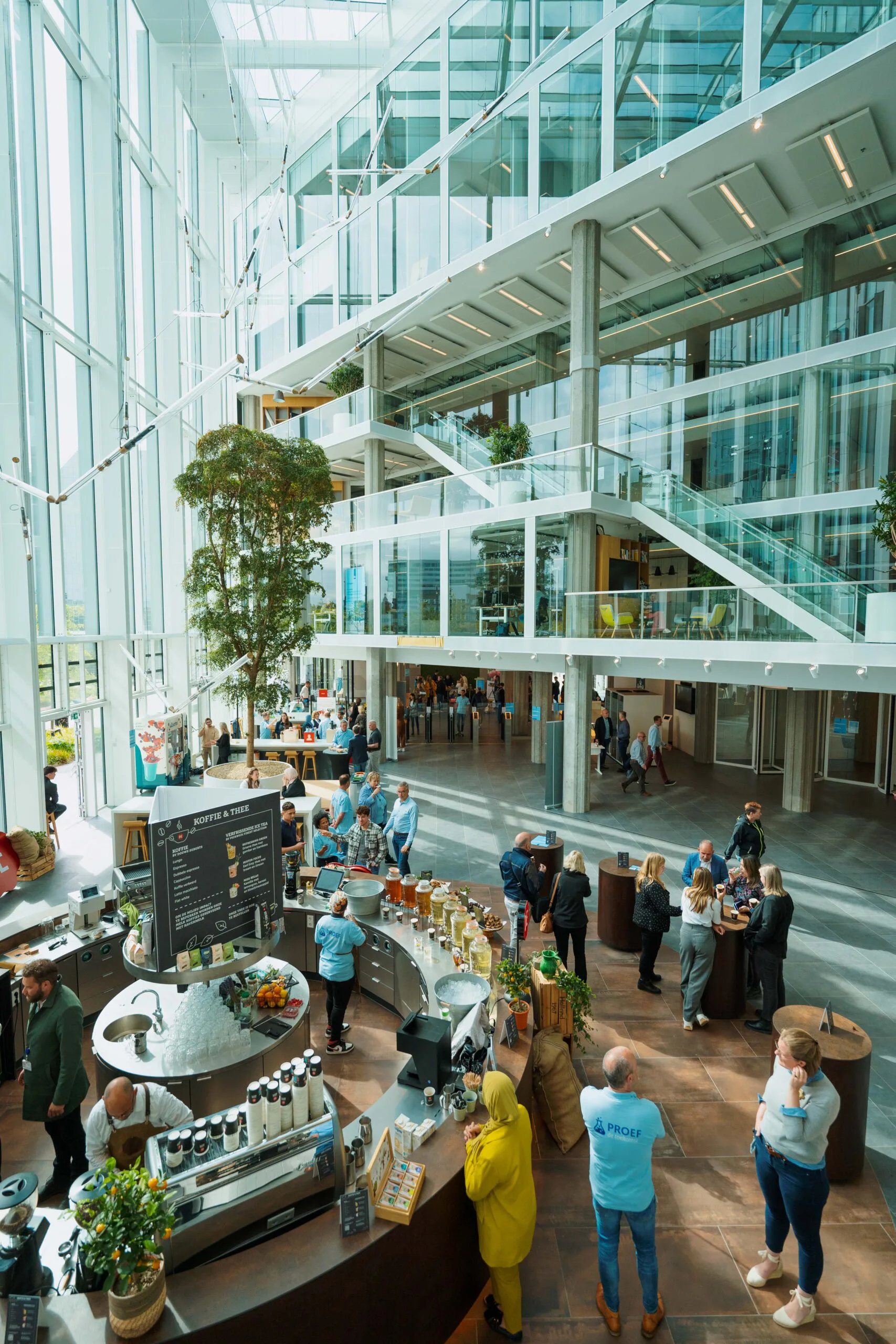 Het atrium van De Knoop, met achterin de toegangspoortjes. Beeld door Freek van den Bergh 