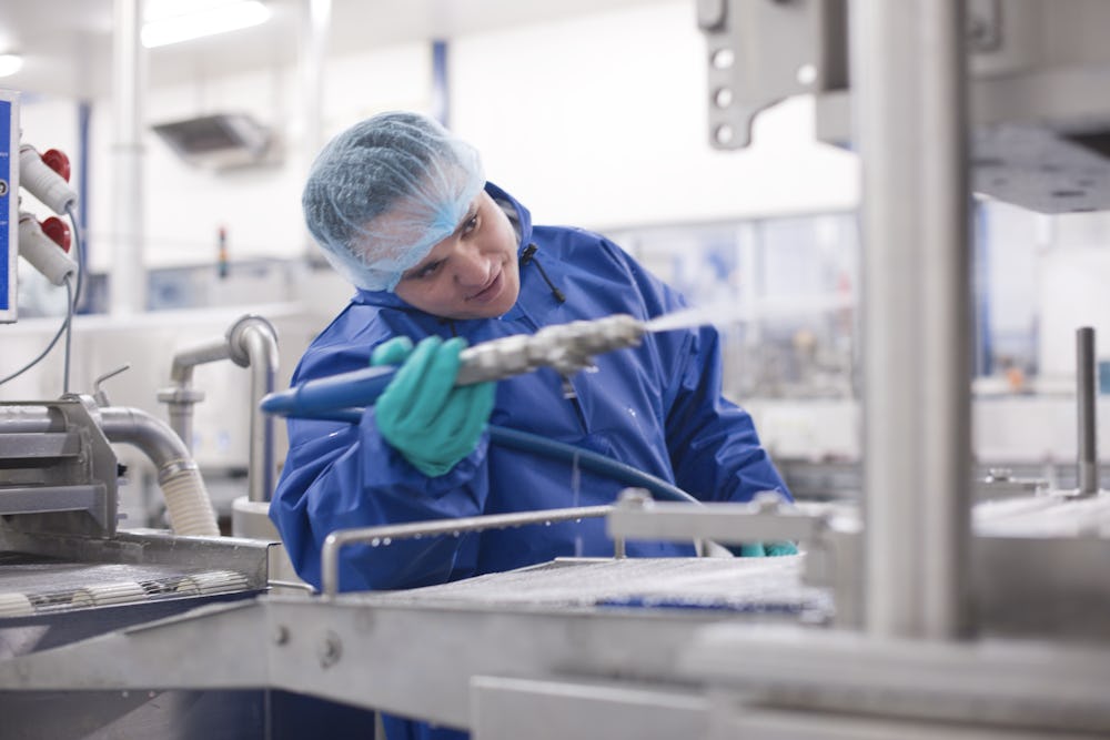 Schoonmaak in de voedingsmiddelenindustrie: waar voedselveiligheid en medewerkersveiligheid hand in hand gaan