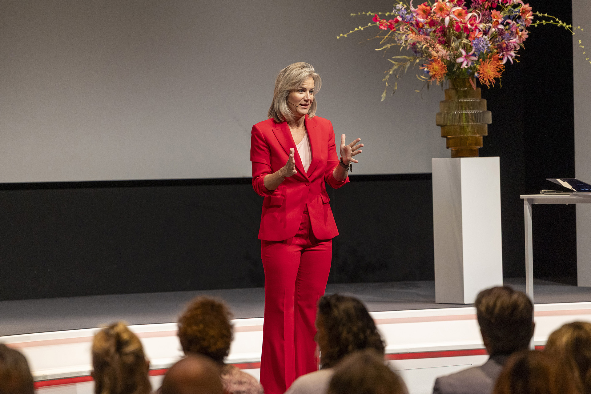 Dagvoorzitter Suzan Vink tijdens Facto Congres 2025 (beeld: Herbert Wiggerman)