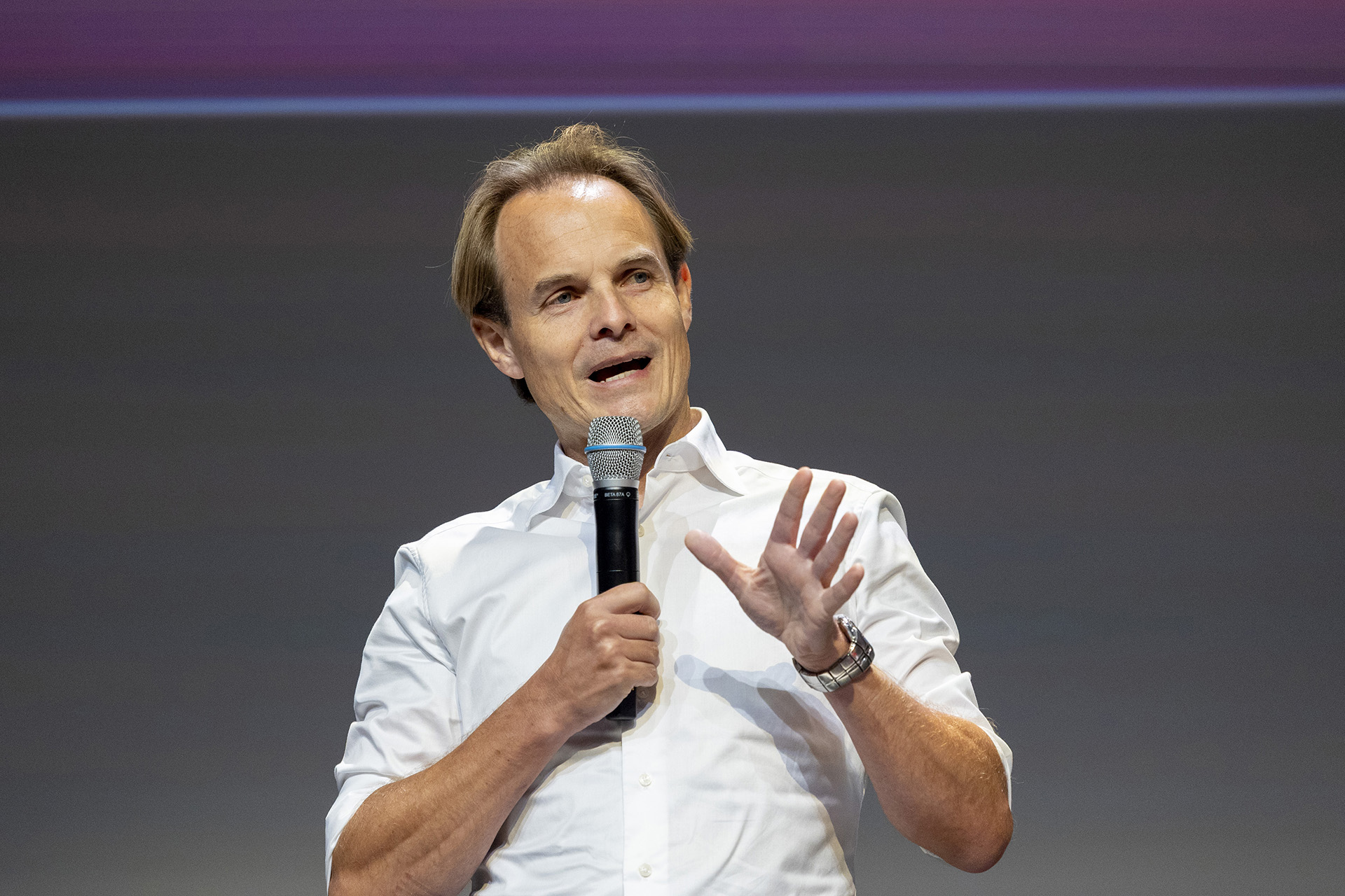Jelle van der Kluit tijdens Facto Forward, Facto Congres 2025 (beeld: Herbert Wiggerman)