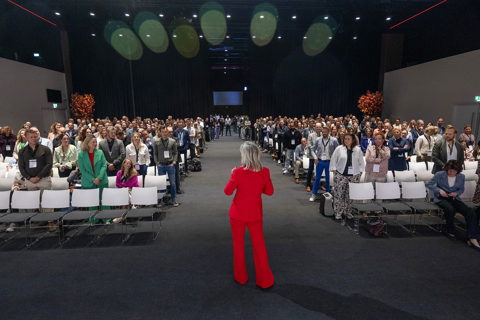 Opening met dagvoorzitter Suzan Vink, Facto Congres 2025 (beeld: Herbert Wiggerman)