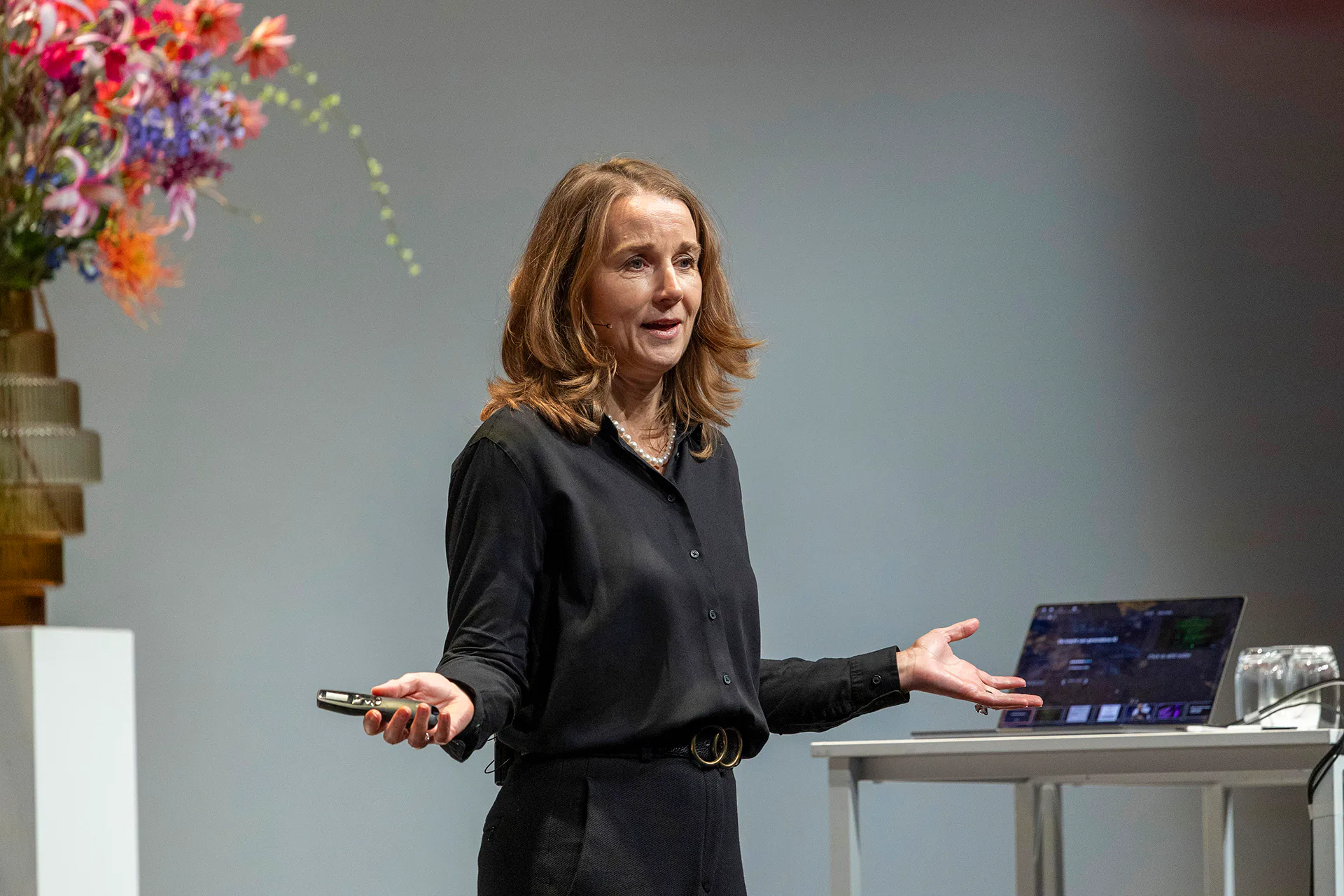 Professor Deborah Nas tijdens haar keynote over AI. Beeld door Herbert Wiggerman