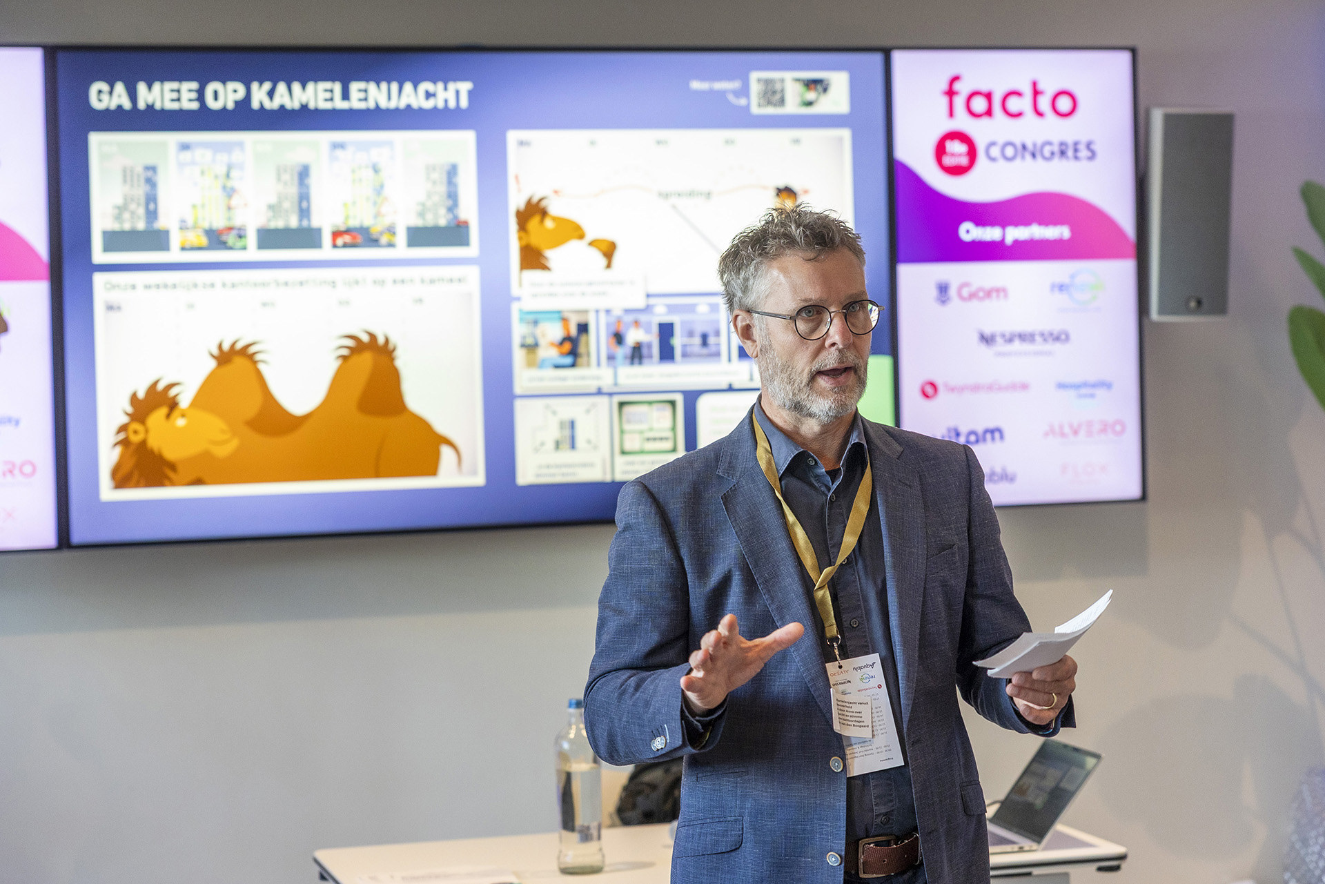 Harm van den Boogaard tijdens de kennissessie 'Kamelenjacht en slimme spreiding van kantoordagen: van dal- naar topdag' op Facto Congres 2025 (beeld: Herbert Wiggerman)