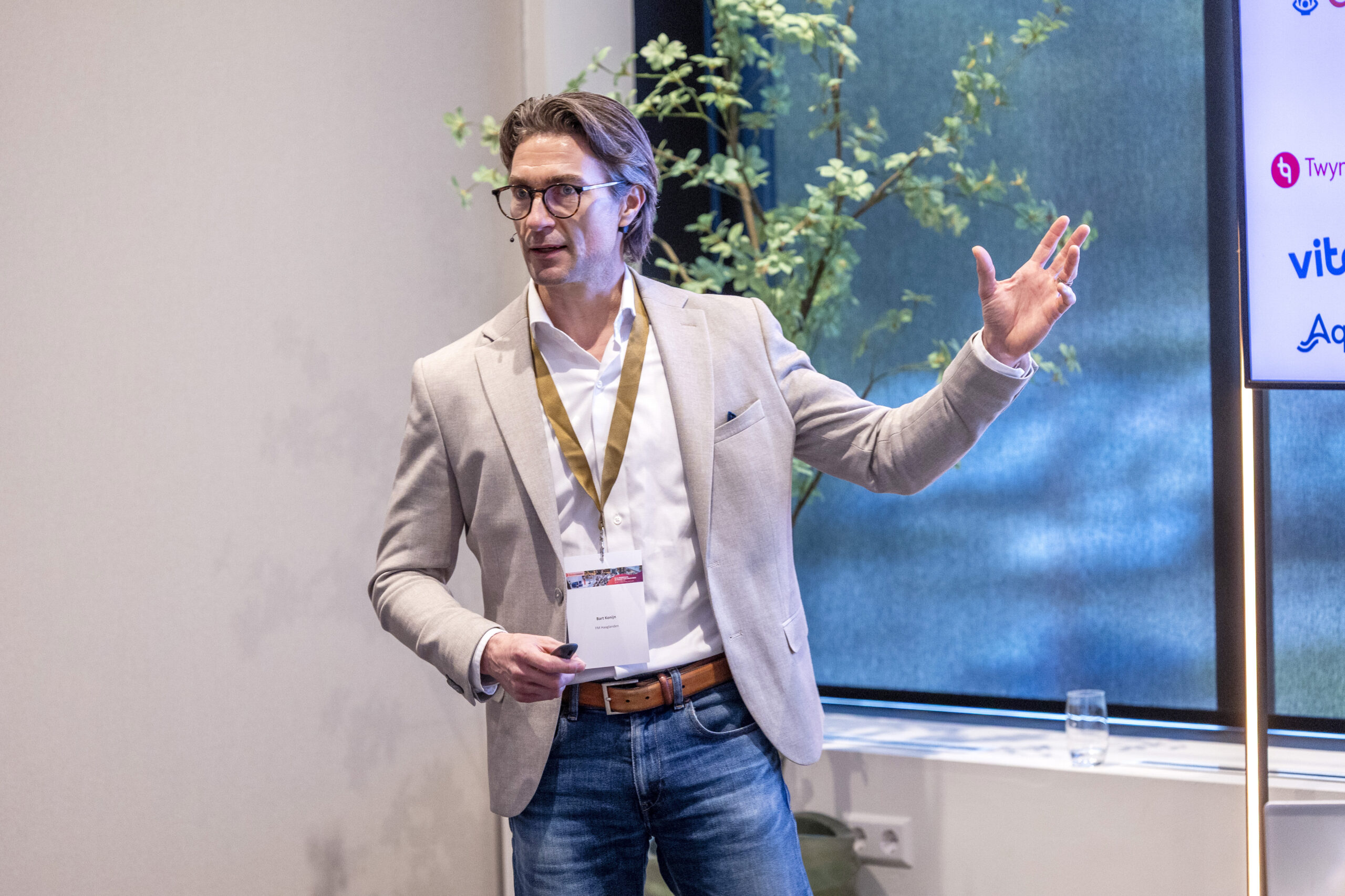 Bart Konijn tijdens kennissessie 'Werkomgeving van de toekomst, de aanpak van FMHaaglanden', Facto Congres 2025 (beeld: Herbert Wiggerman)