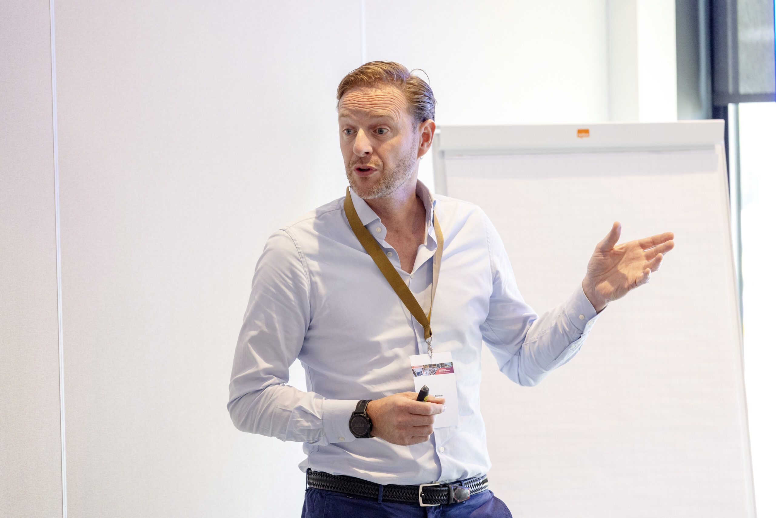 Thijs Poelman tijdens de kennissessie van Hospitality Group en Tennet, Facto Congres 2025 (beeld: Herbert Wiggerman)