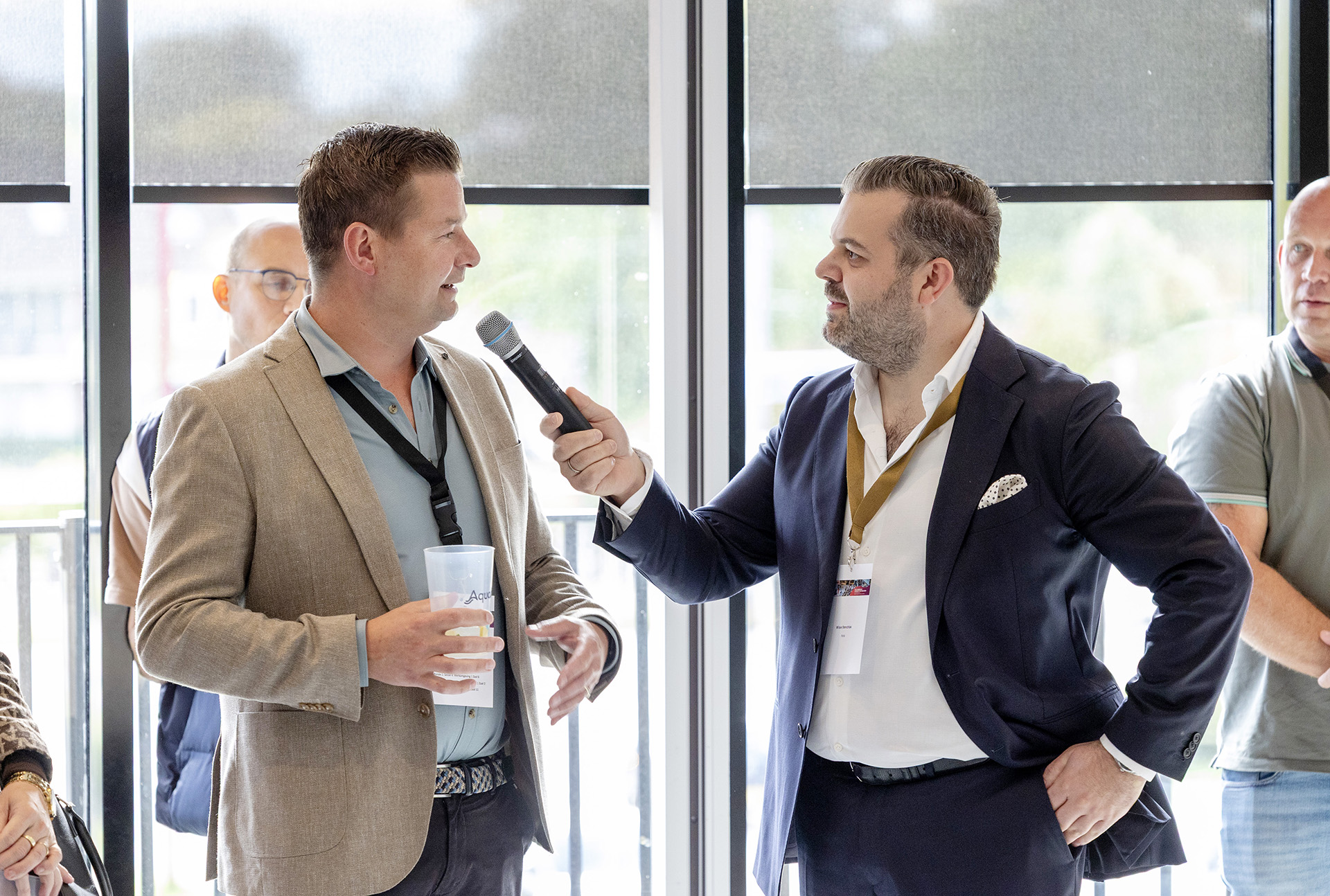 Wisse Stenchlak interviewt deelnemer kennissessie 'Van Calimero naar Koploper: FM moet durven vernieuwen' tijdens Facto Congres 2025 (beeld: Herbert Wiggerman)