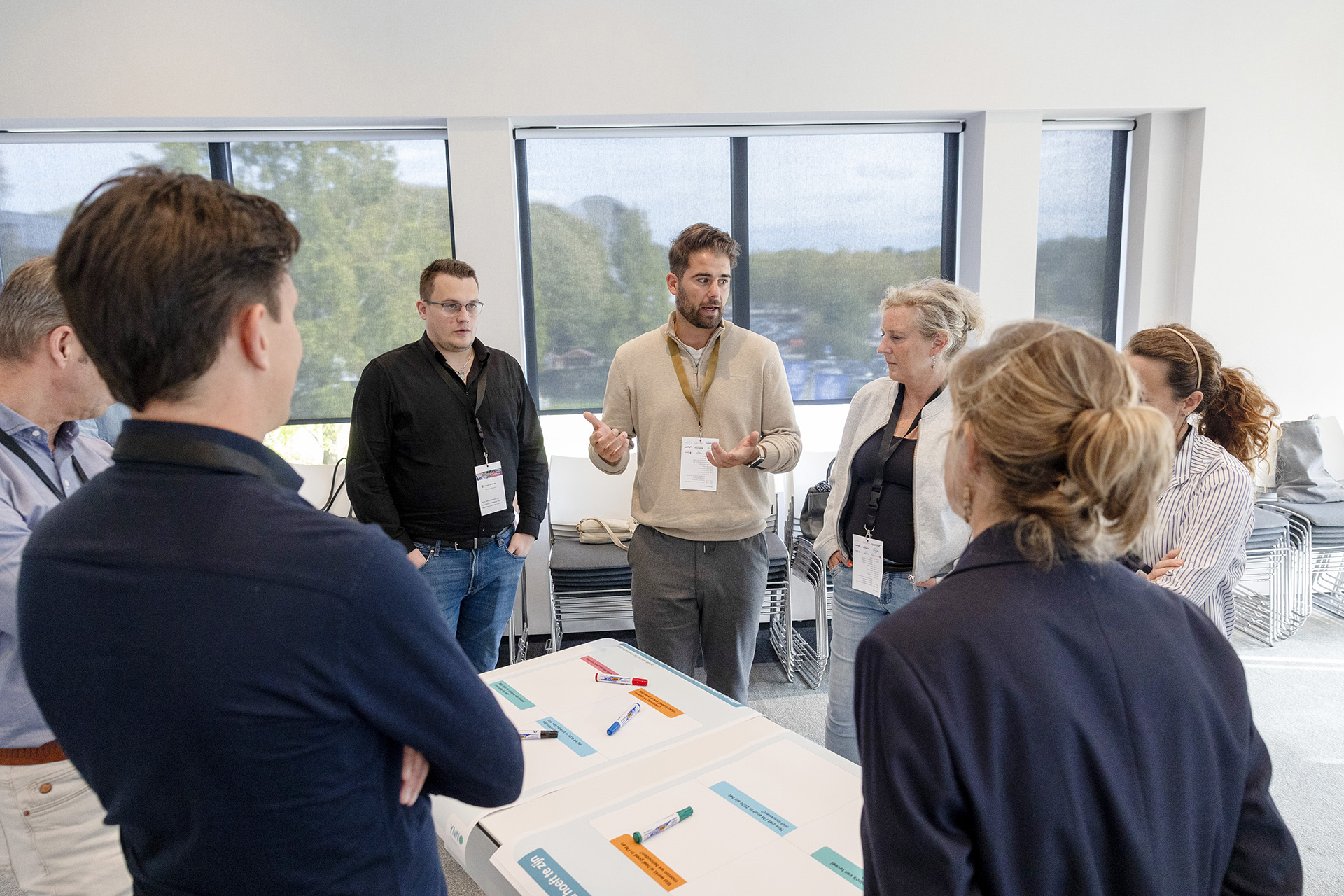Bart van Roekel tijdens de sessie Van Calimero tot Koploper tijdens het Facto Congres 2025. Beeld door Herbert Wiggerman
