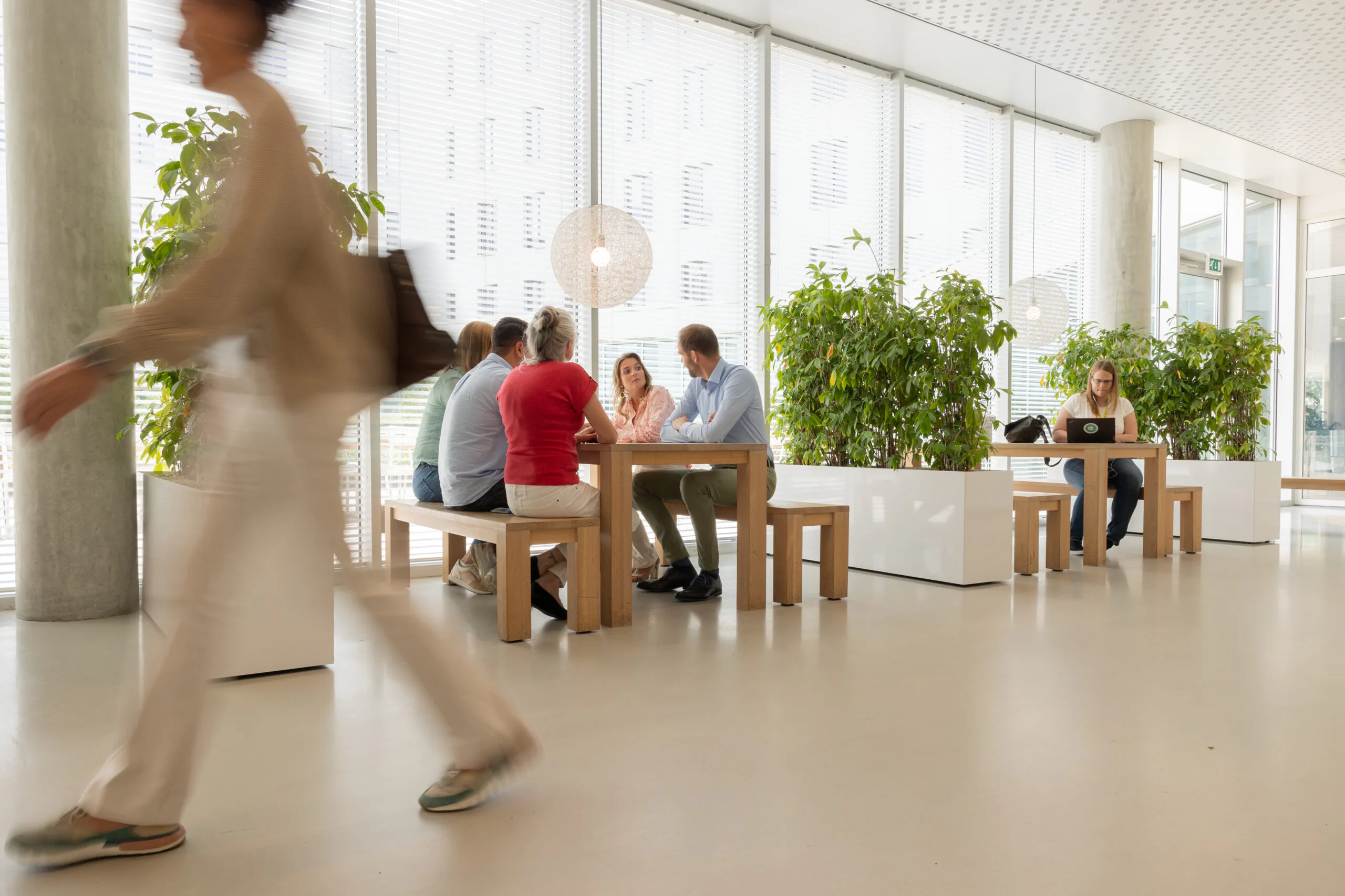 Informele werkplekken in het kantoor van Tennet. Beeld door Tennet