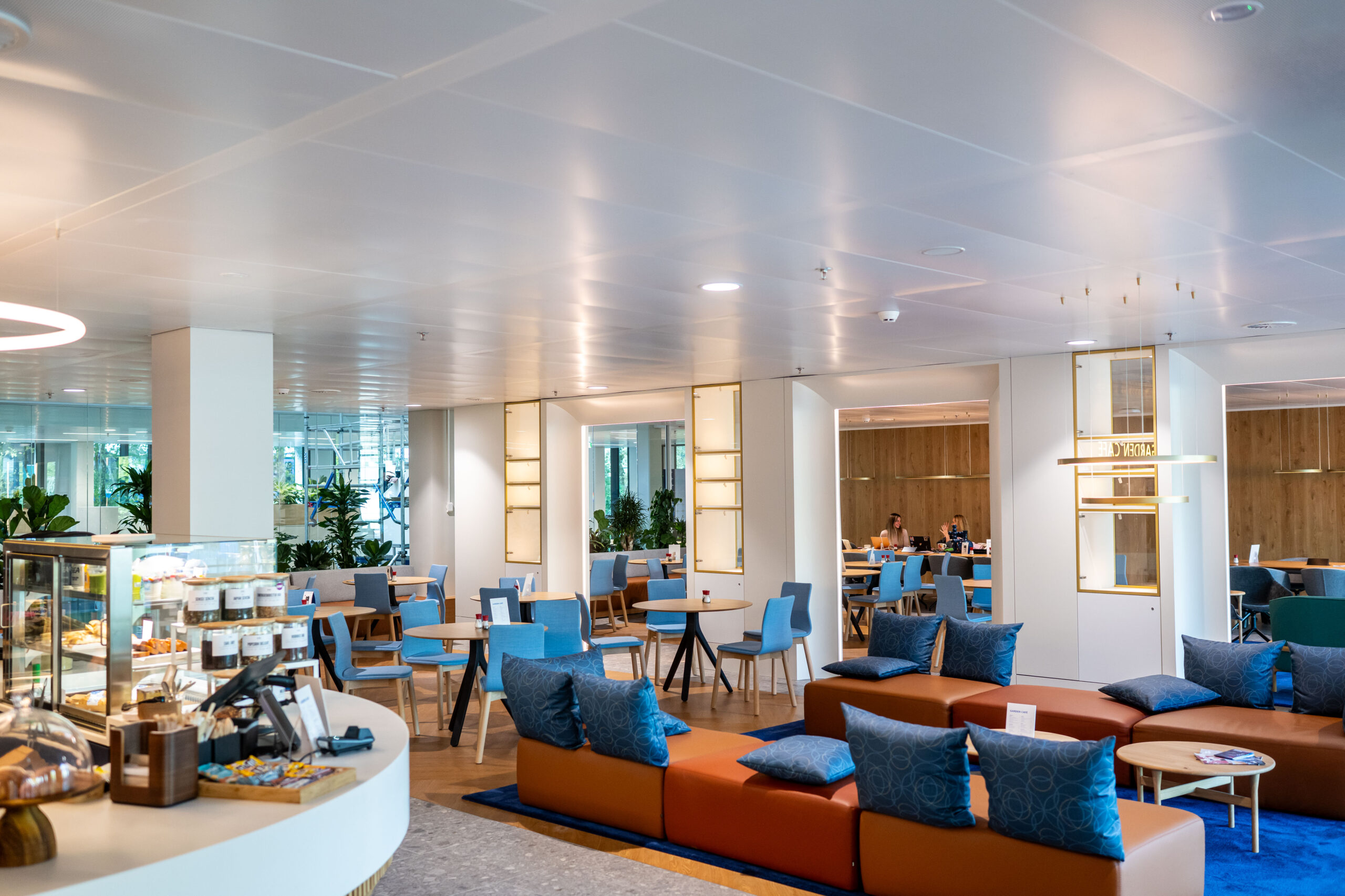 Philips HQ, centrale hal met koffiecorner