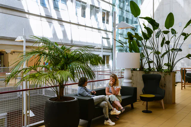 Verspreid door het UMC Utrecht zijn nu al informele zitplekken te vinden. Beeld via UMC Utrecht