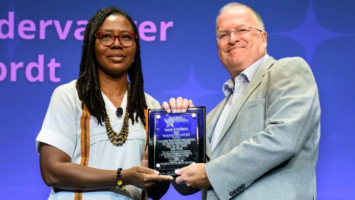 Christa Dodoo (voorzitter Global IFMA) overhandigt de prijs aan Jaap Wijnja (beeld: IFMA)