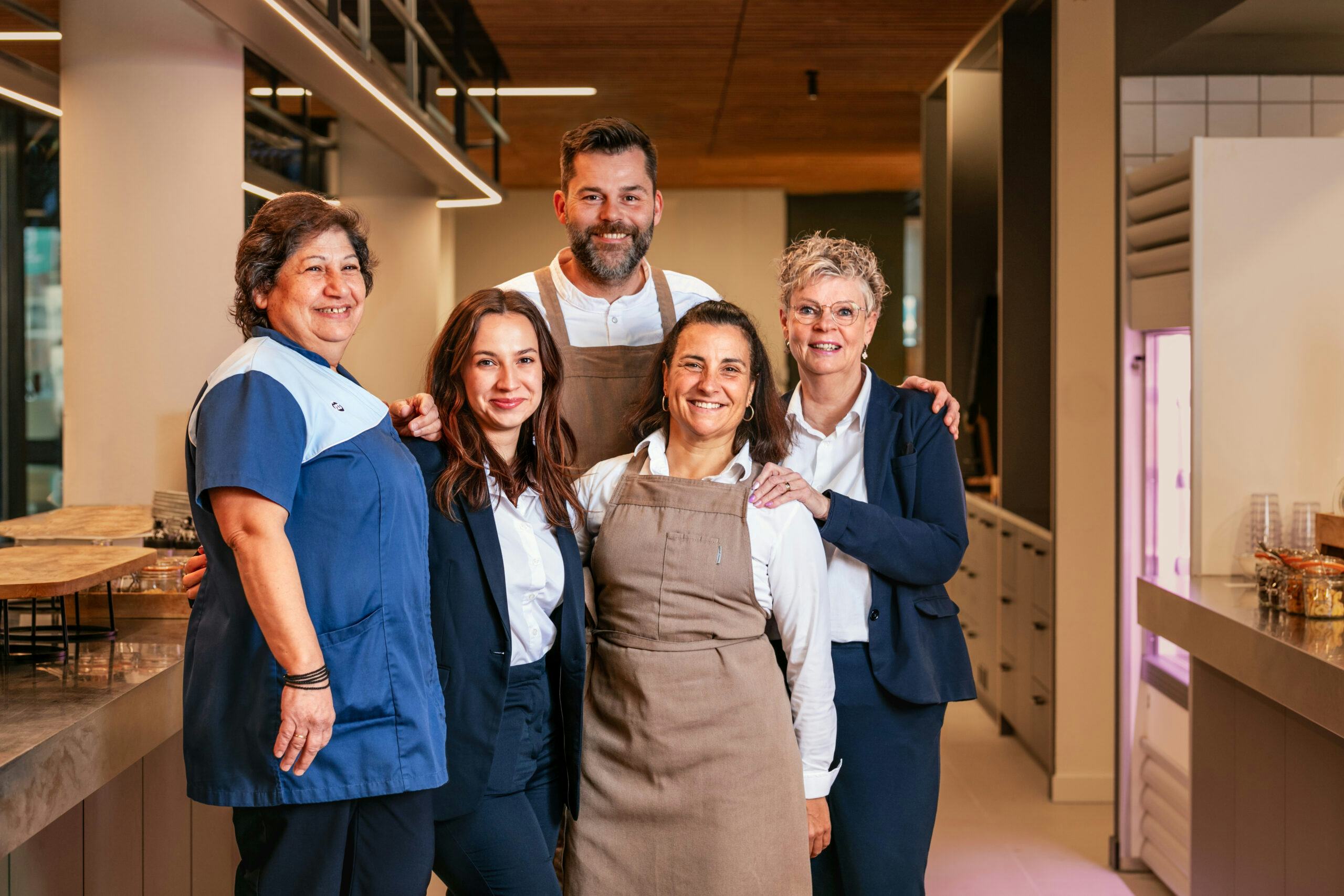 Schoonmaak, catering, receptie en techniek vallen onder één regie.