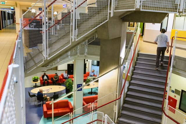 Een wachtruimte in een van de verkeersaders van het UMC Utrecht. Beeld via UMC Utrecht