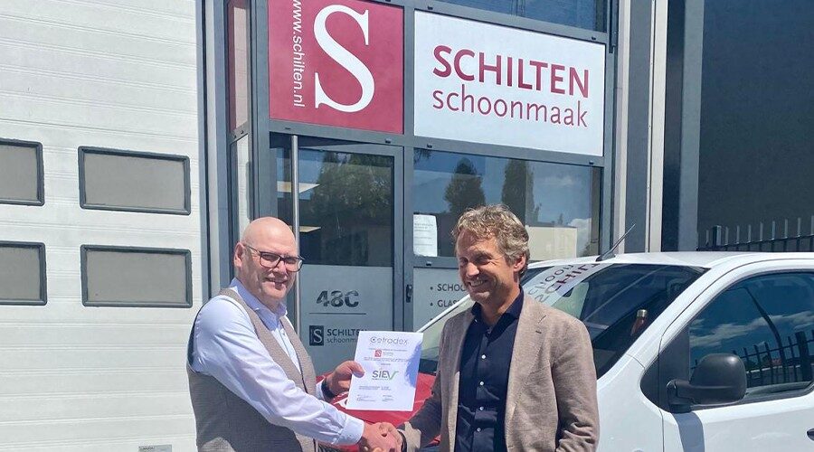 Edgar van Engelen (van auditor Qualis Insight) overhandigt certificaat aan Antoine Verhoef (directeur Schilten Schoonmaak). Beeld: SIEV Dagblad