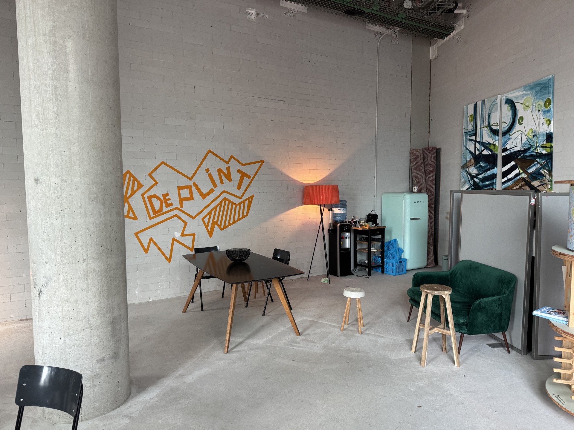 De voormalige opslagruimte, nu een informele werk- en ontmoetingsplek. Beeld door Paul Pegels