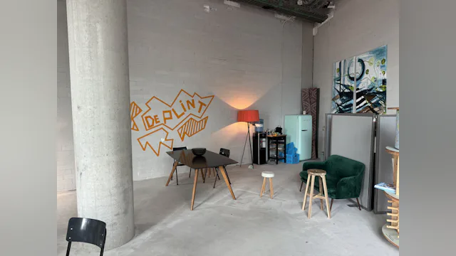 De voormalige opslagruimte, nu een informele werk- en ontmoetingsplek. Beeld door Paul Pegels