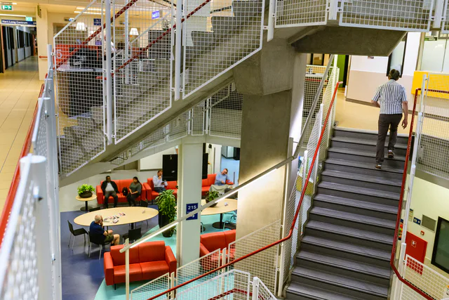 Een wachtruimte in een van de verkeersaders van het UMC Utrecht. Beeld via UMC Utrecht