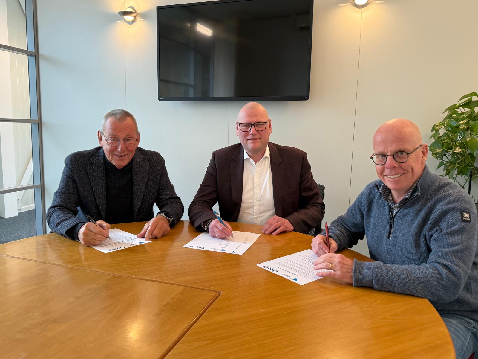 V.l.n.r.: Coen Verhoeven (voorzitter VGFI), Edgar van Engelen (Directeur Qualis Insight C4C BV) en  Rinke Romeijn (bestuurslid VFGI)