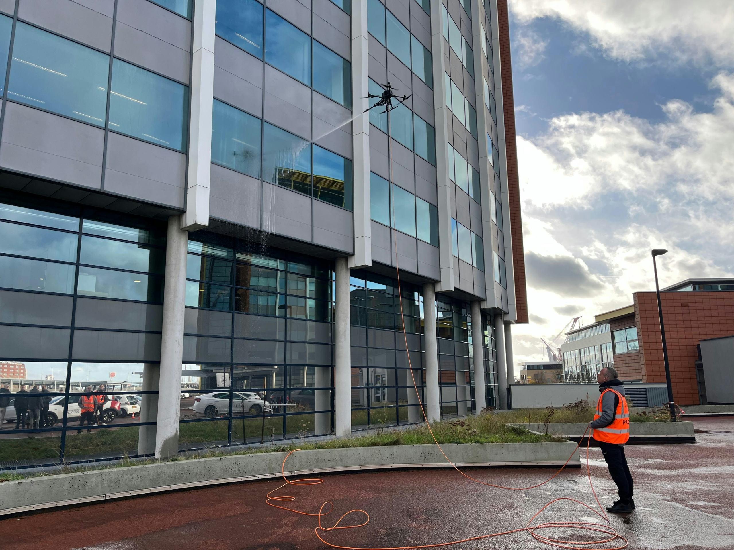 Gom gaat drones inzetten voor glas- en gevelreiniging