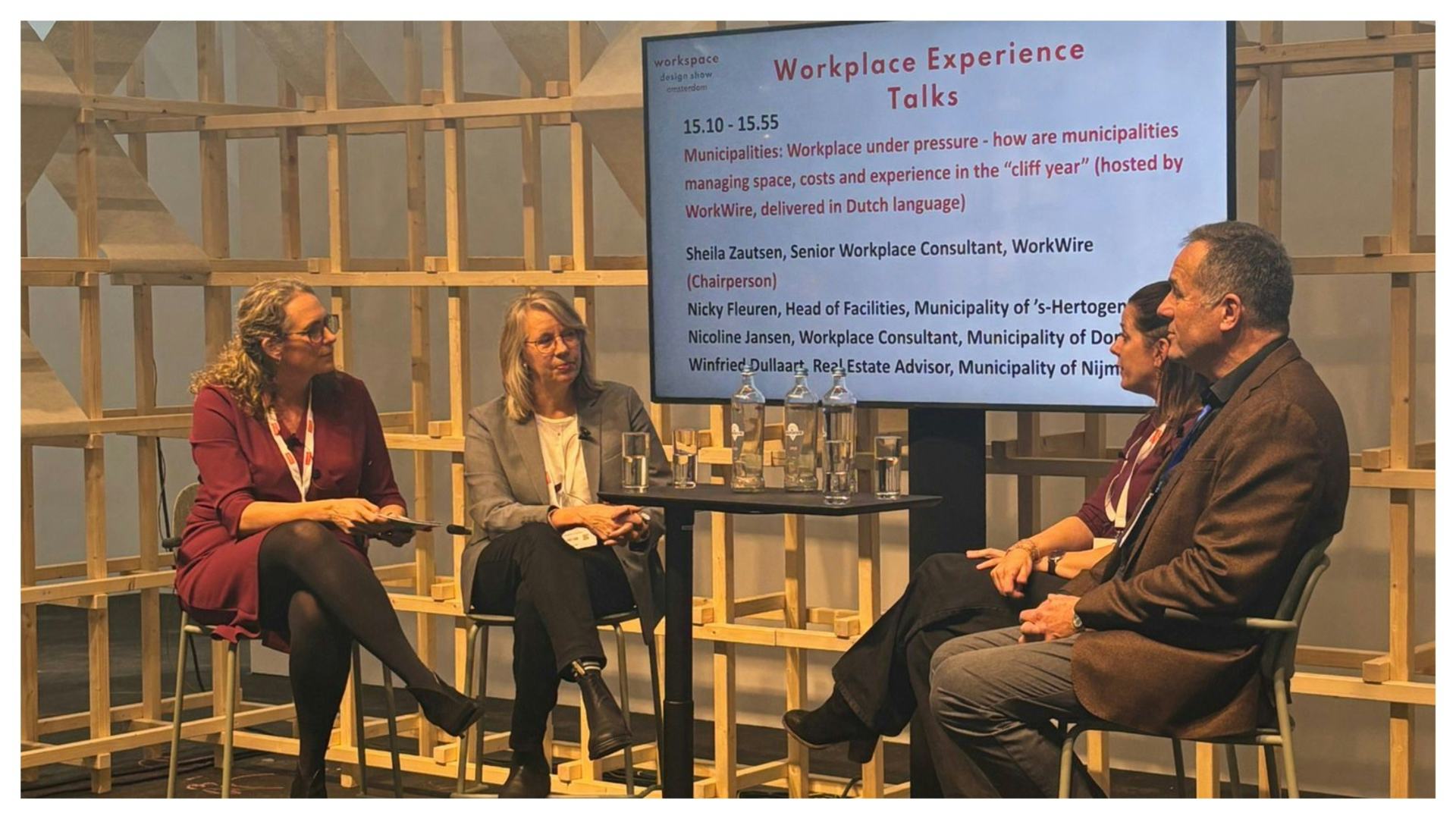 Paneldiscussie gemeenten op Workspace Design Show (vlnr Sheila Zautsen, Nicoline Jansen, Nicky Fleuren en Winfried Dullaart