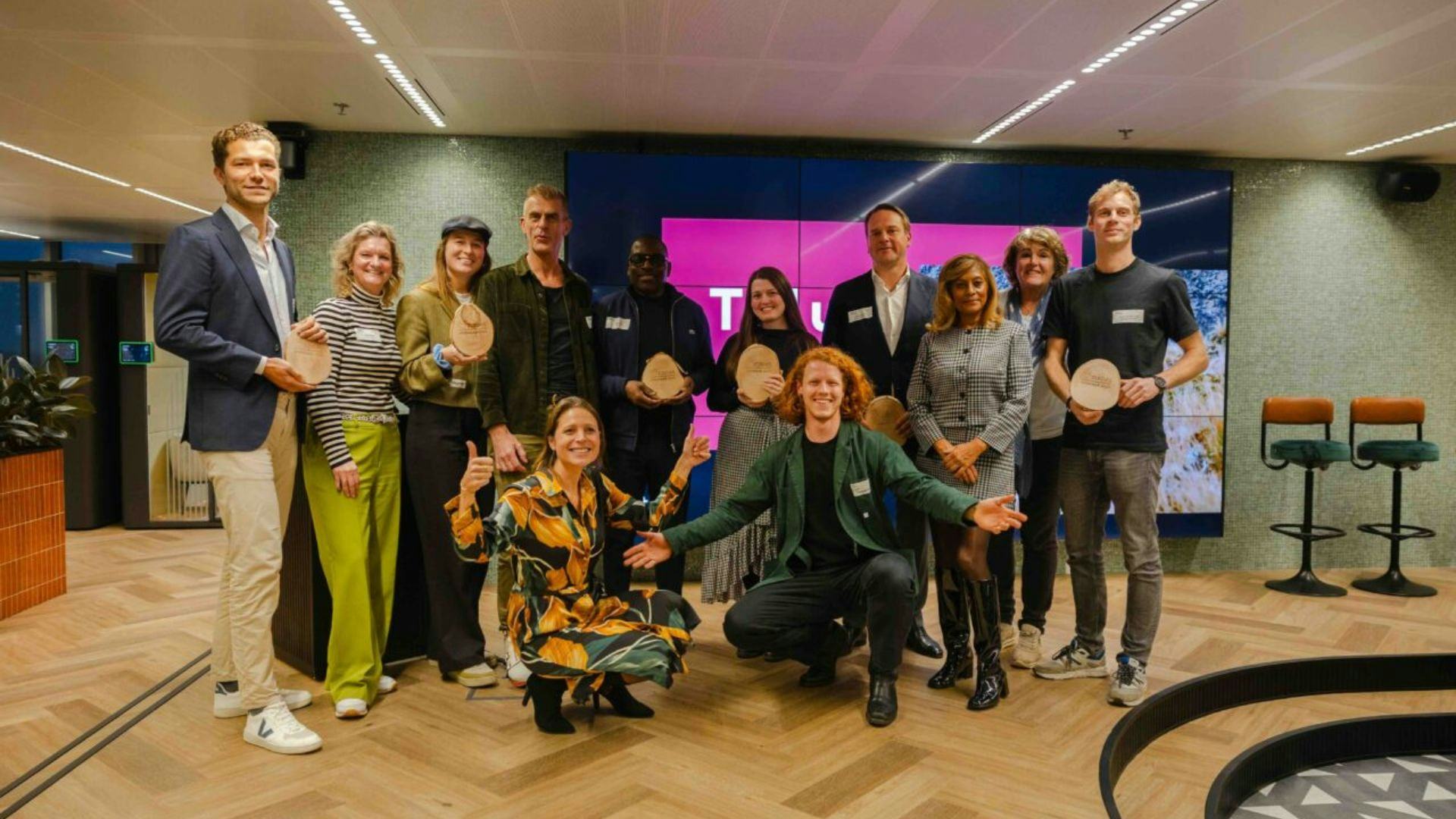 Winnaars Zuidas Duurzaamheidsprijs 2025, met o.a. jurylid Yvette Watson op de voorgrond. Beeld via Zuidas Duurzaamheidsprijs