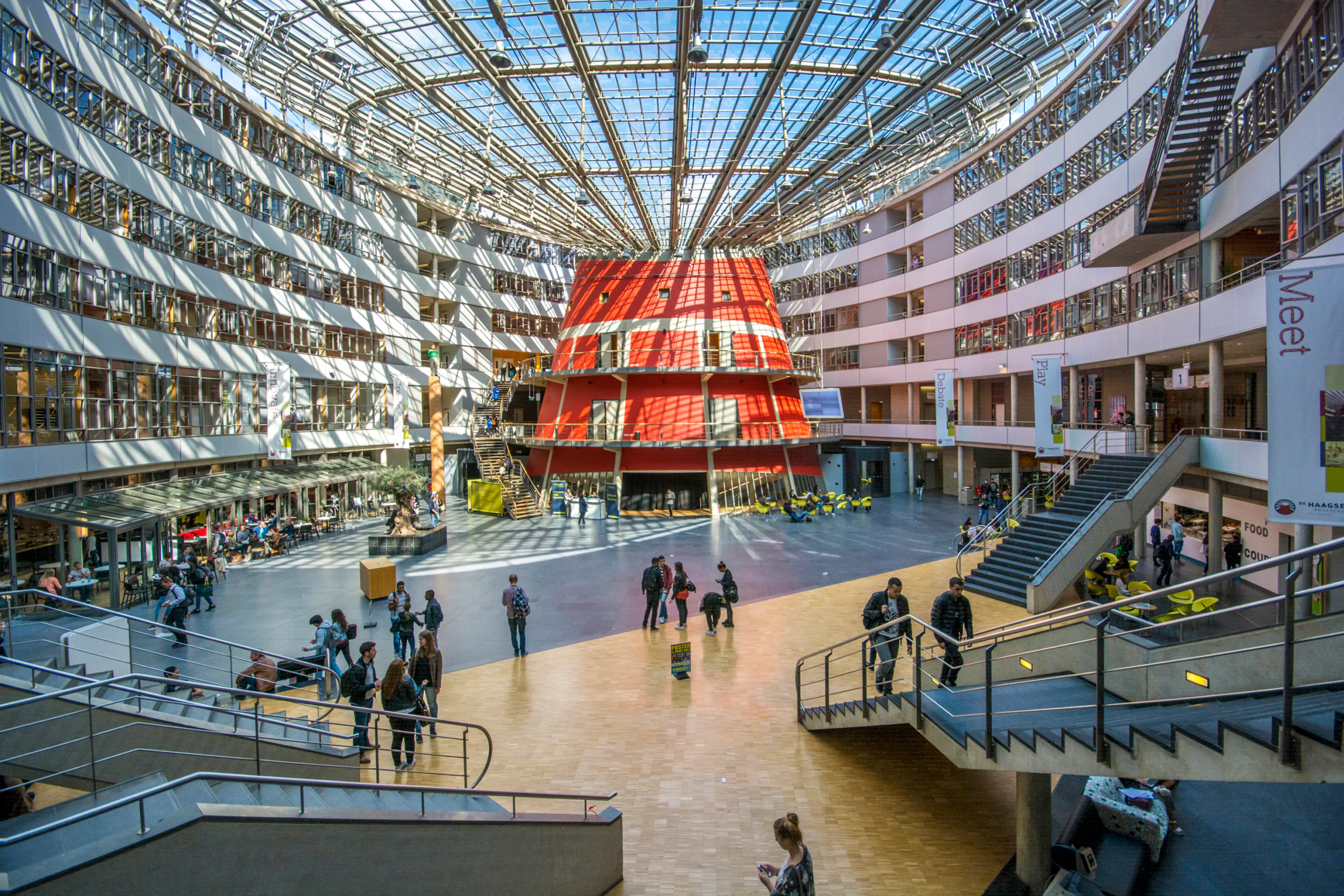 Het centrale plein in het hoofdgebouw van De Haagse Hogeschool. Foto door De Haagse Hogeschool
