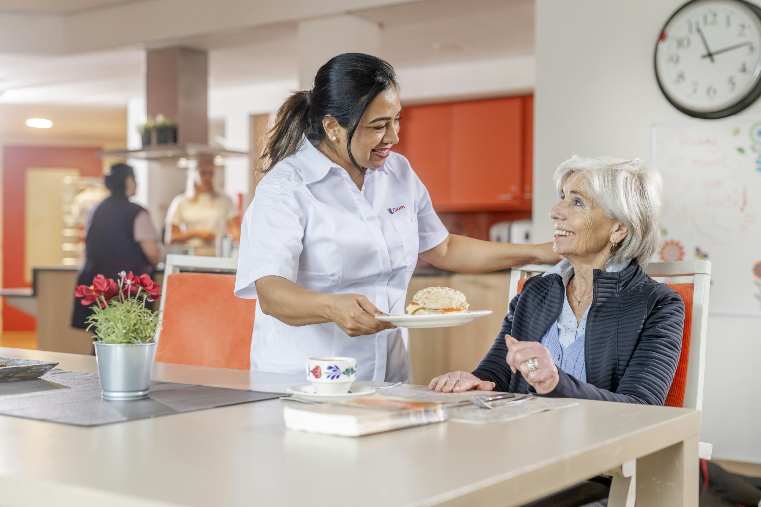 Volgens Gom is echte aandacht een strategisch middel om 
medewerkers te motiveren en klanten te binden.