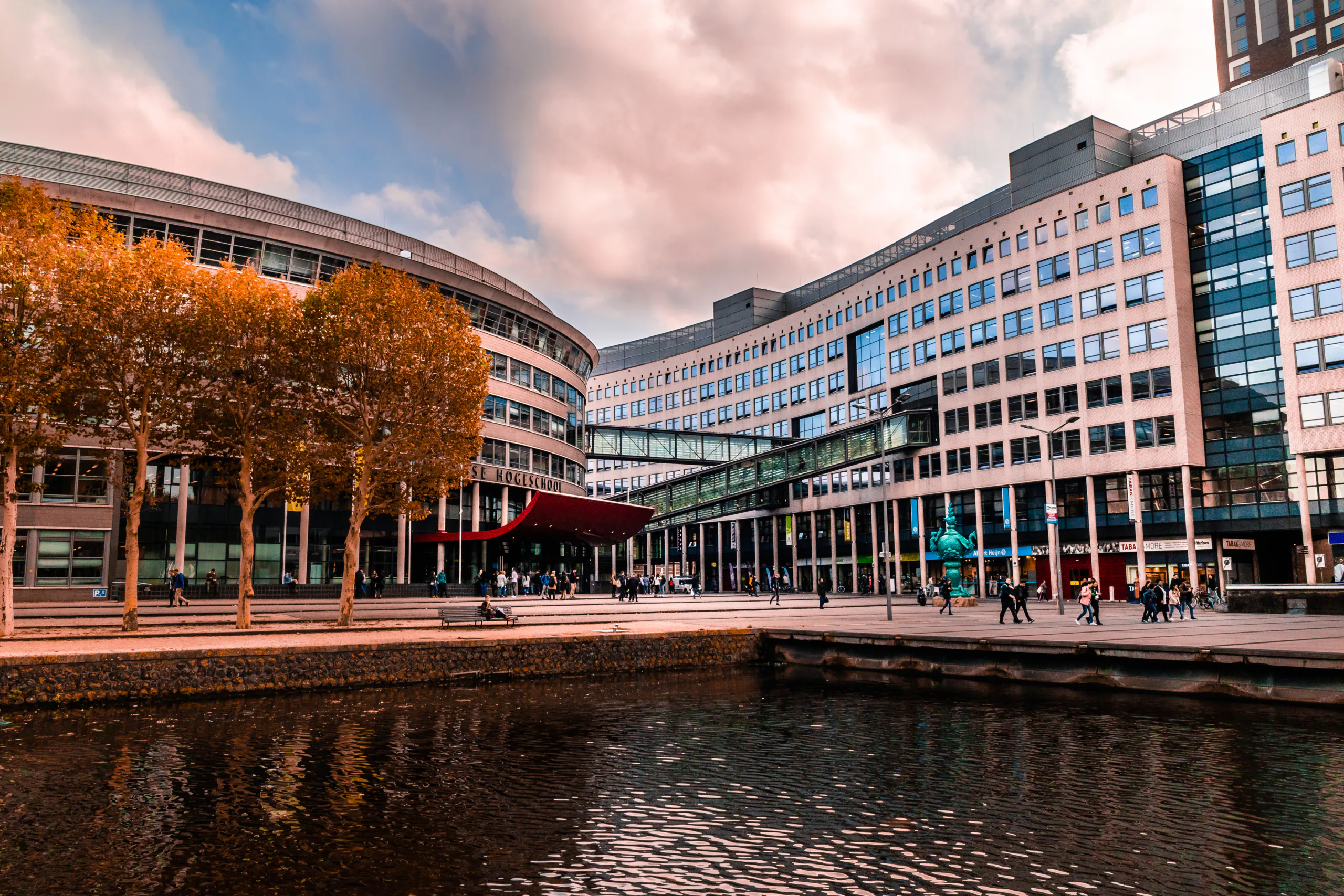 Hoofdingang van De Haagse Hogeschool. Foto van De Haagse Hogeschool