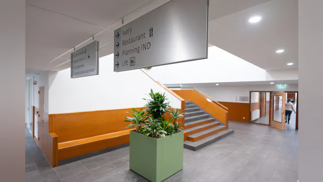 De centrale hal van het aanmeldcentrum. Foto door VanVlietFotografie