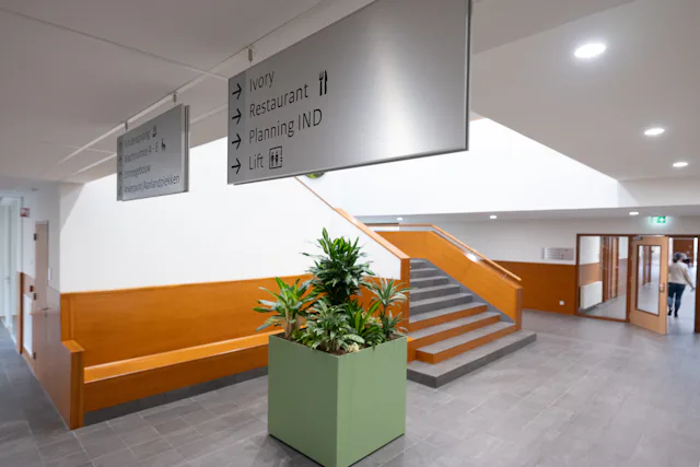 De centrale hal van het aanmeldcentrum. Foto door VanVlietFotografie