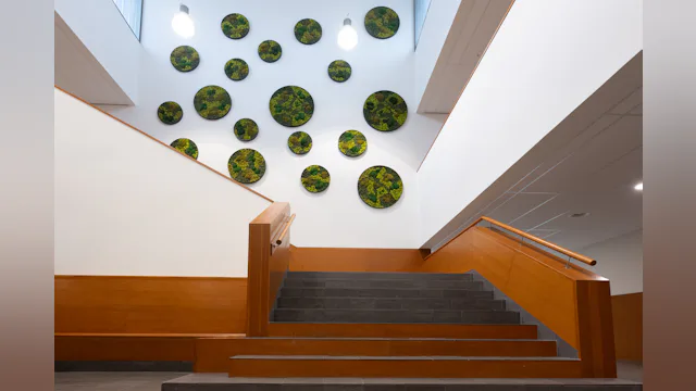 De trap in de centrale hal, inclusief kunstwerk van mos. Foto door VanVlietFotografie