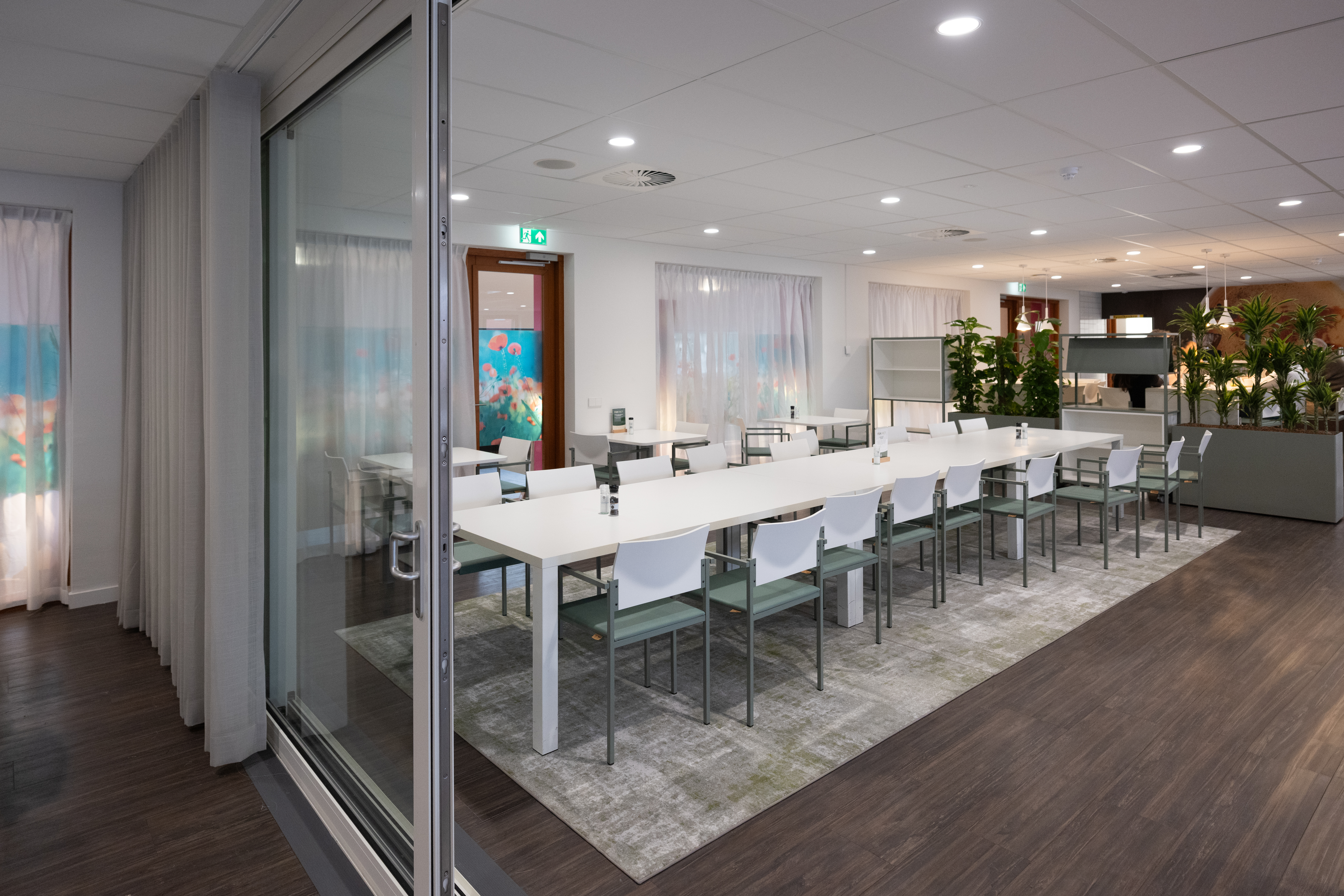 Het restaurant kan worden gescheiden zodat er ruimte is voor bijv. vergaderingen. Foto door VanVlietFotografie