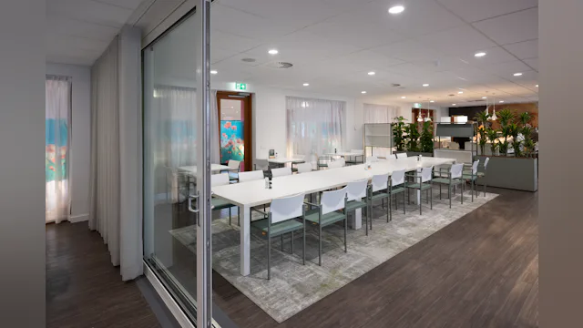 Het restaurant kan worden gescheiden zodat er ruimte is voor bijv. vergaderingen. Foto door VanVlietFotografie