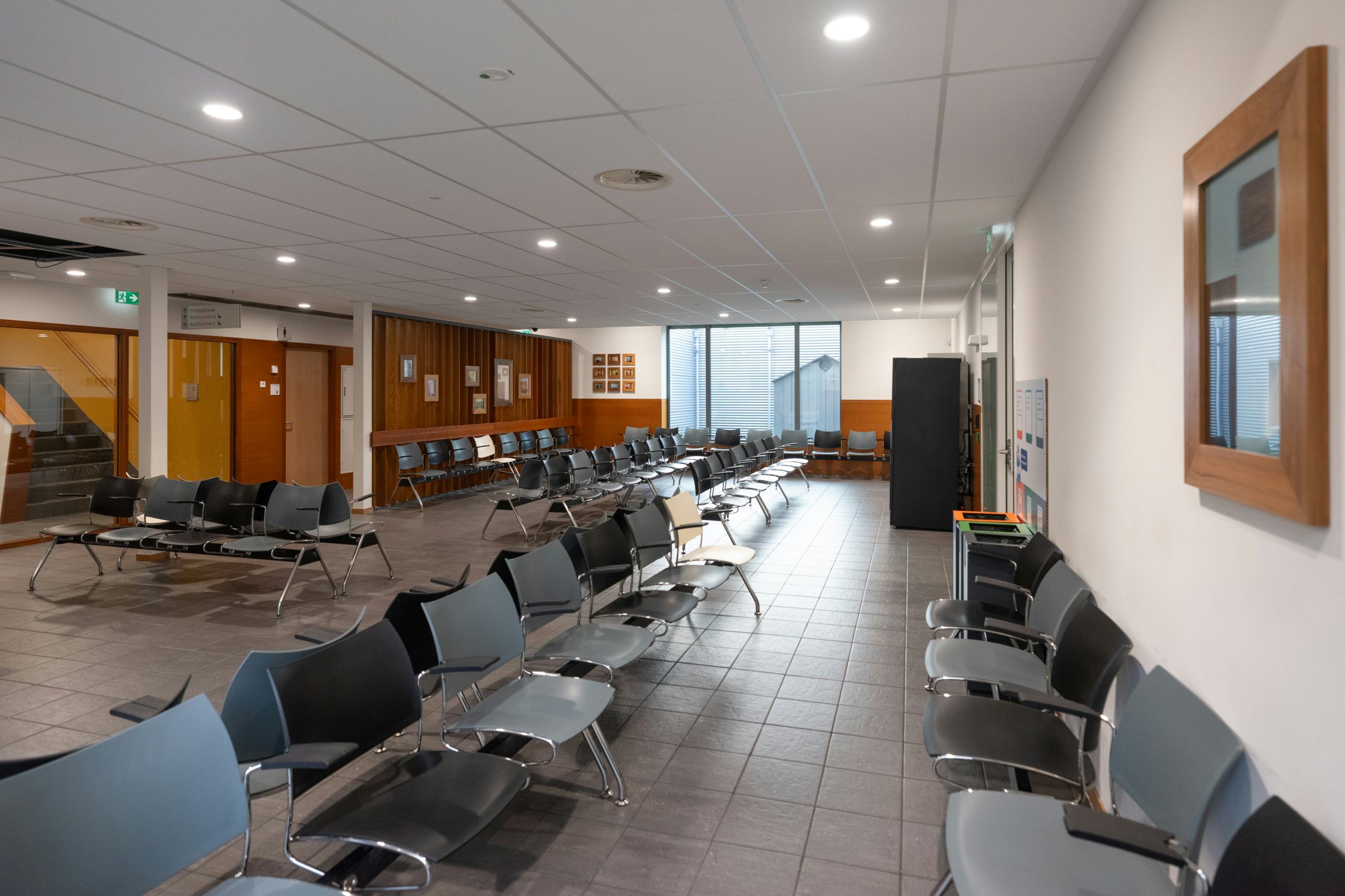 Een van de wachtkamers voor asielzoekers in het aanmeldcentrum. Foto door VanVlietFotografie
