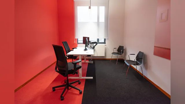 Een van de hoorkamers in het aanmeldcentrum. Foto door VanVlietFotografie