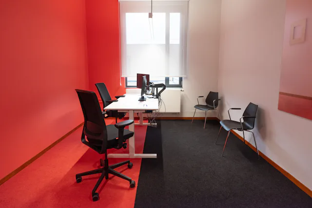 Een van de hoorkamers in het aanmeldcentrum. Foto door VanVlietFotografie
