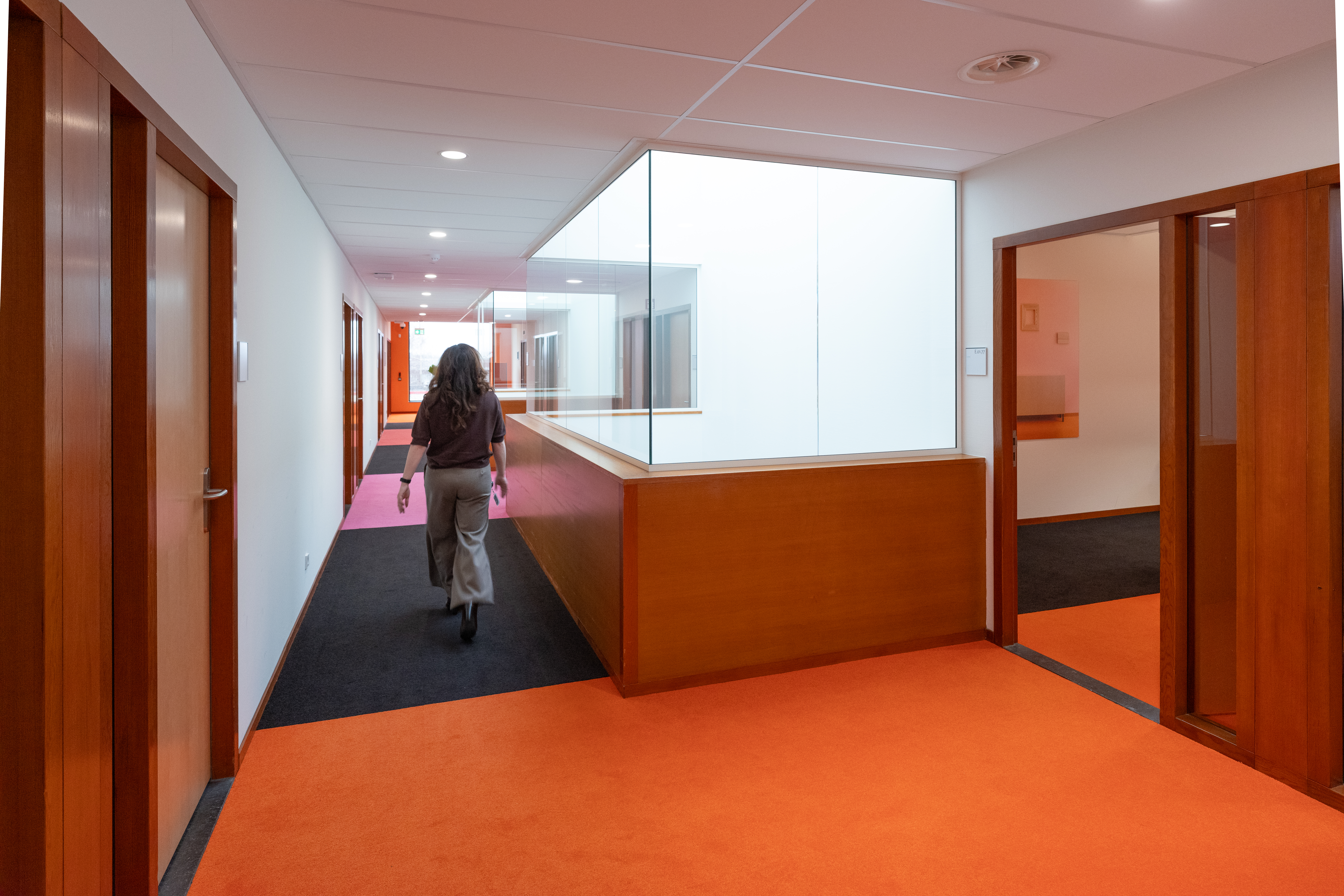 Eén van de vleugels van gebouwdeel Ebony, nieuw gestoffeerd en afgesloten met glazen wanden. Foto door VanVlietFotografie