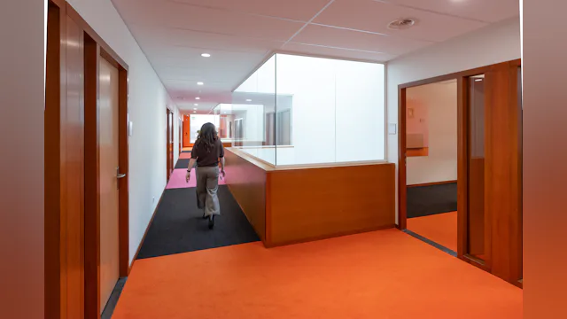 Eén van de vleugels van gebouwdeel Ebony, nieuw gestoffeerd en afgesloten met glazen wanden. Foto door VanVlietFotografie