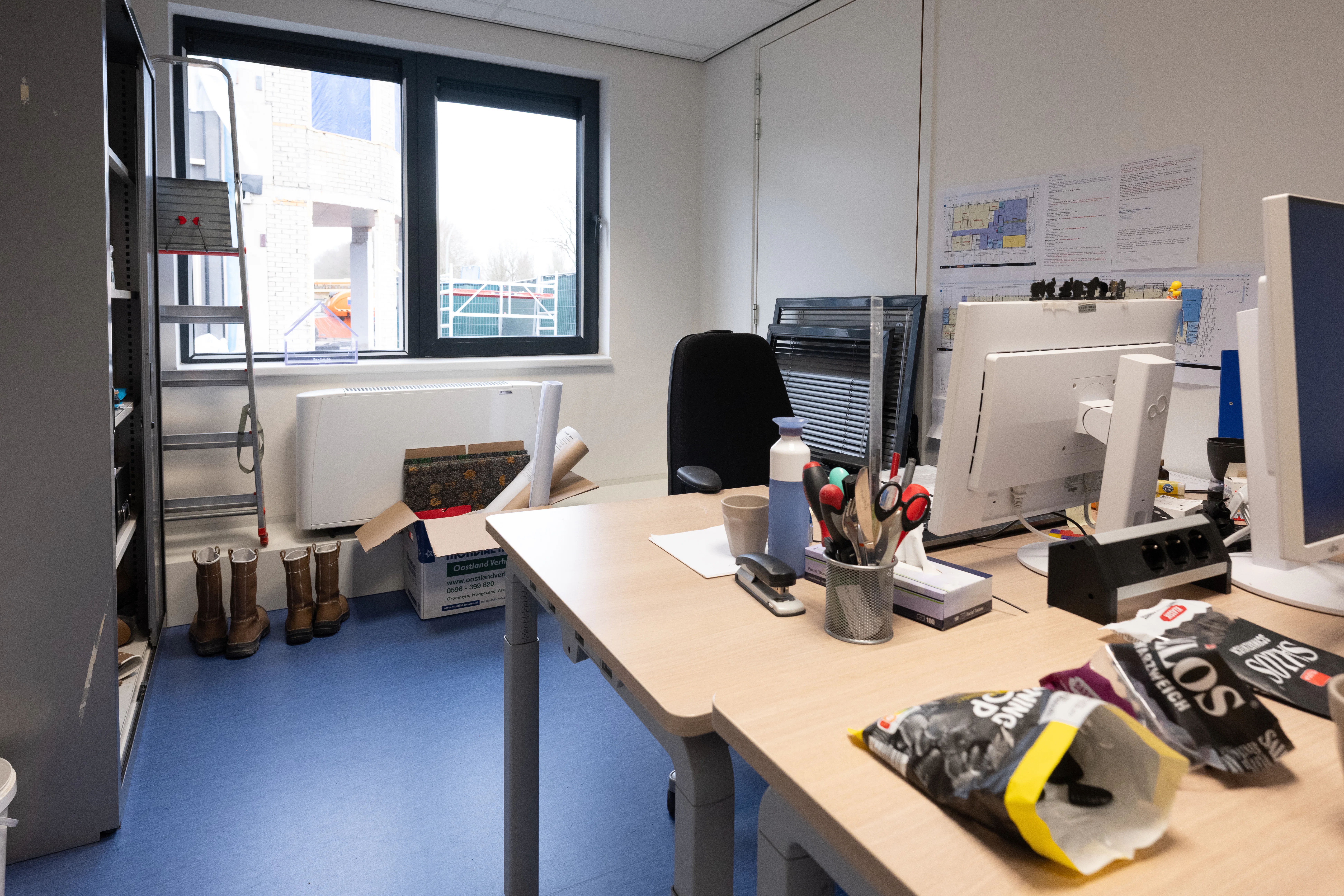 Marijke Addinks kantoor in het tijdelijke gebouw tijdens de renovatie. Foto door VanVlietFotografie