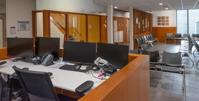 Het werkstation voor beveiligers in een wachtruimte. Foto door VanVlietFotografie