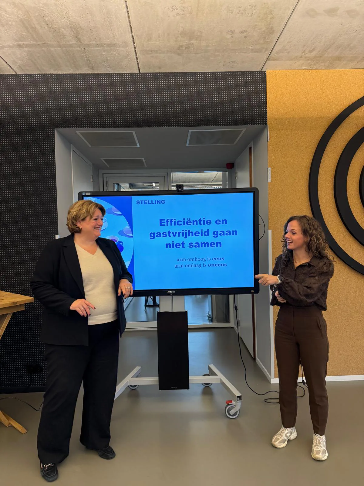 Marielle Hintzen en Linda Kroeze presenteren de stellingen.