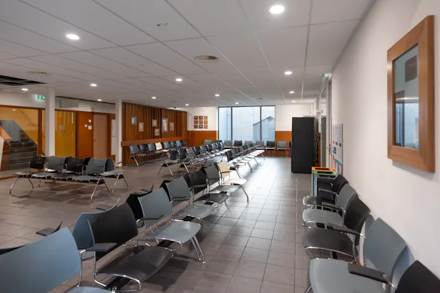 Een van de vijf wachtruimtes in het aanmeldcentrum. Foto door VanVlietFotografie
