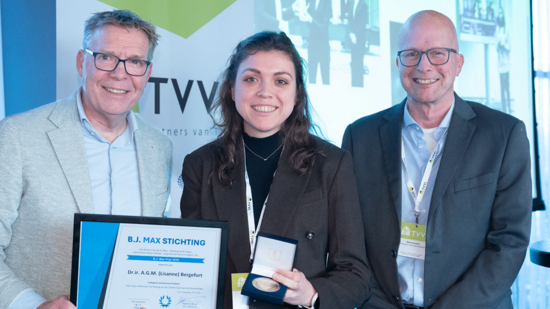 Lisanne Bergefurt ontvangt de prijs. Foto door TVVL