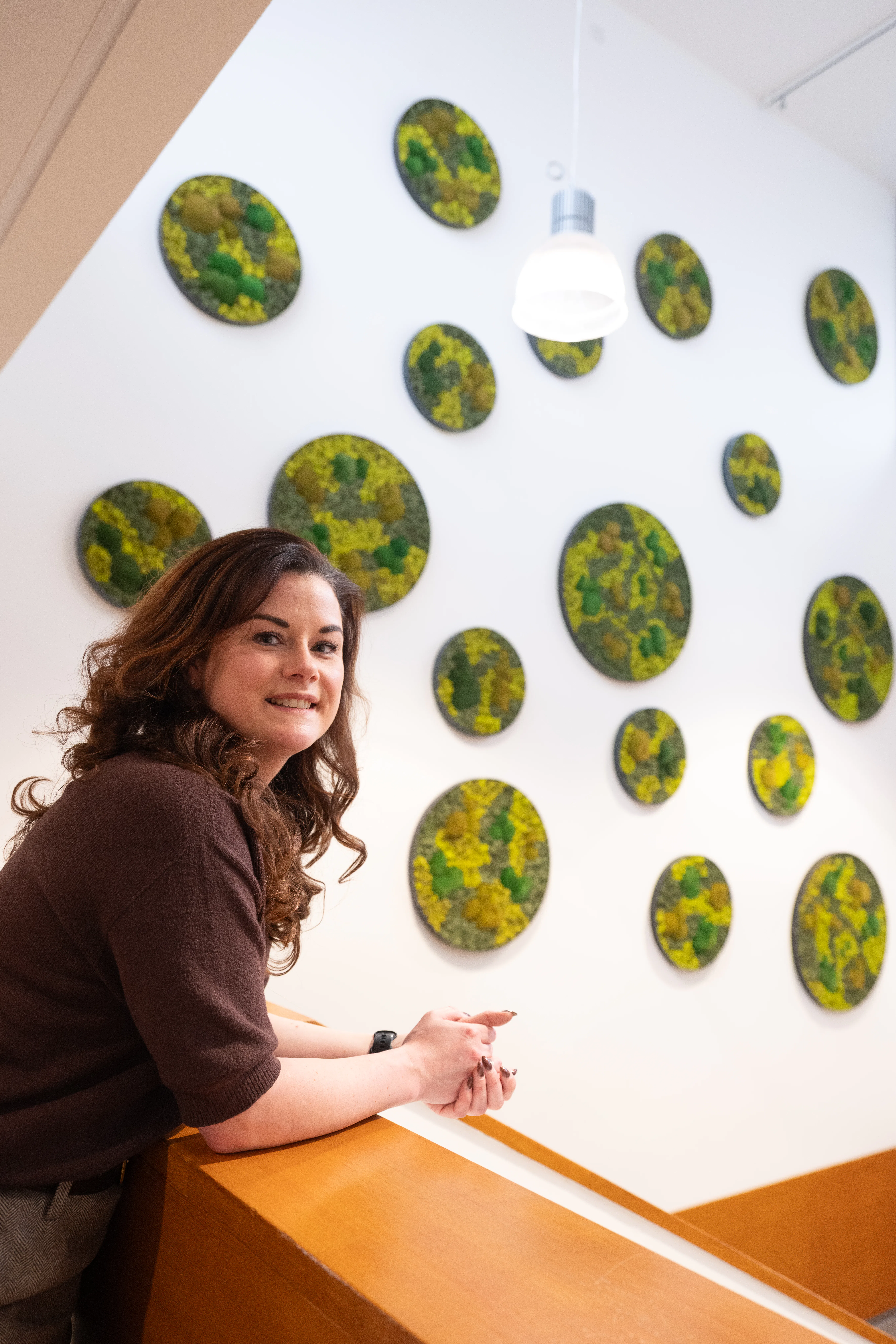 Marijke Addink bij het kunstwerk in de centrale hal. Foto door VanVlietFotografie